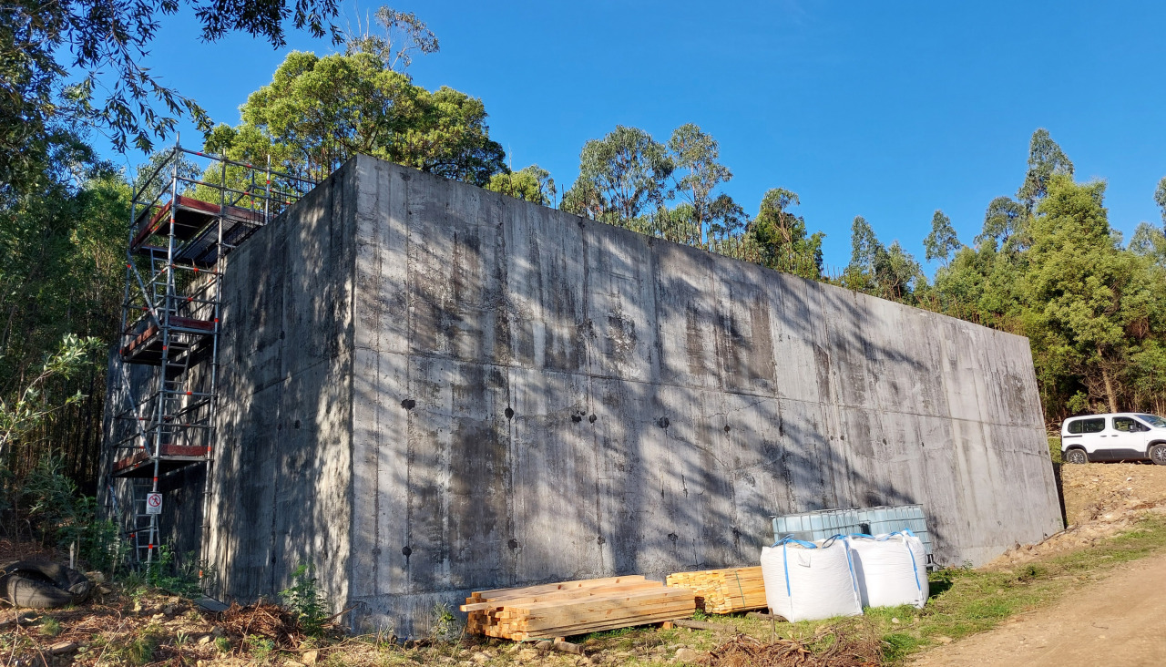 Vista del depósito de agua que está ubicado en los montes de Baneira y en el que la empresa Copasa está a punto de completar su impermeabilización mediante el sellado de grietas | M.F.R.