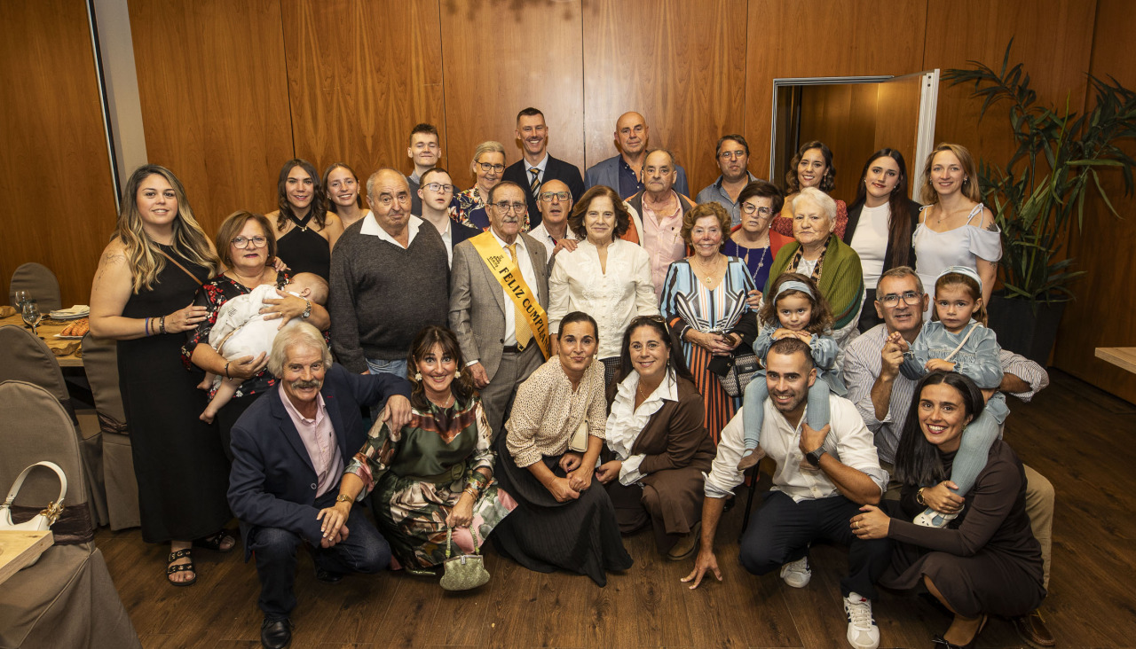 foto de familia de los asistentes a la fiesta de aniversario