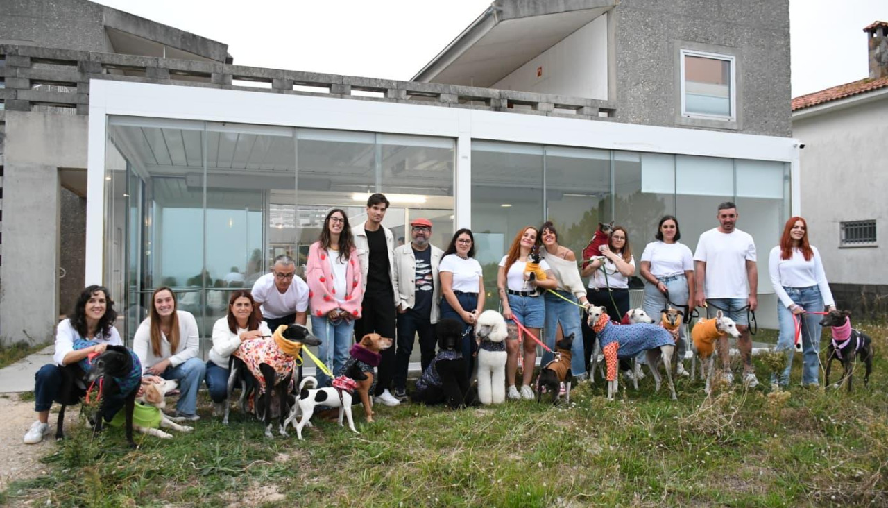 Los animales participantes en el desfile con sus dueños en el Bela Fisterra