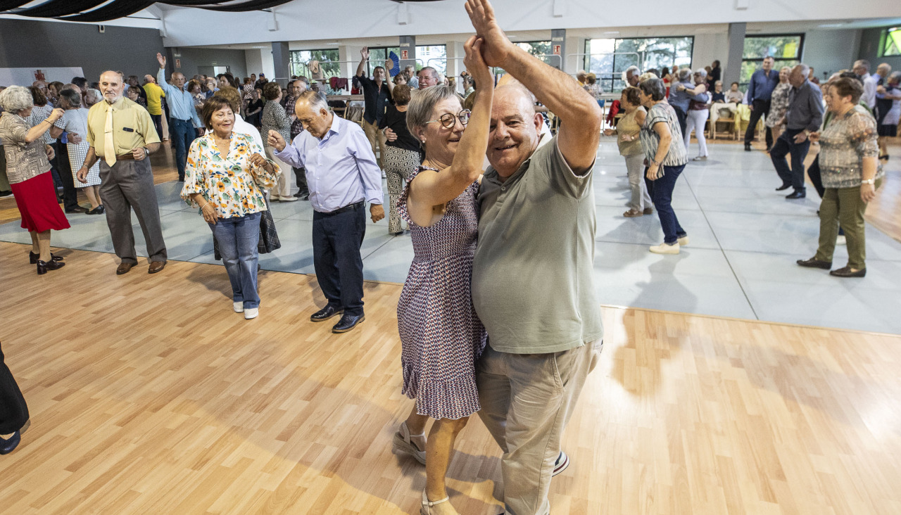 Sesión de baile el domingo en el mercado de Carballo