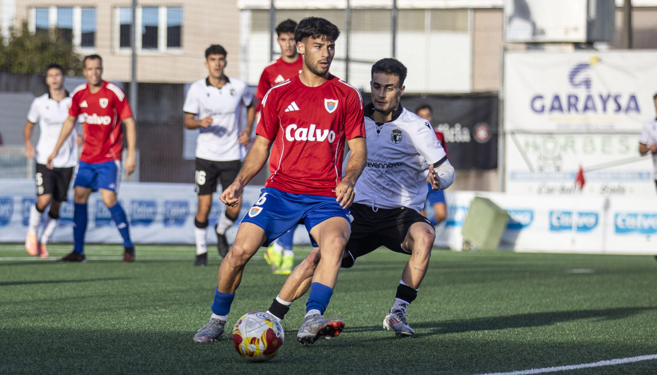 Marru conduciendo un balón en el partido ante el Burgos Promesas
