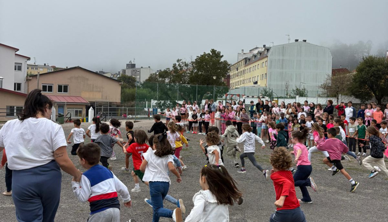Alumnado del Vila de Cee en la carrera solidaria