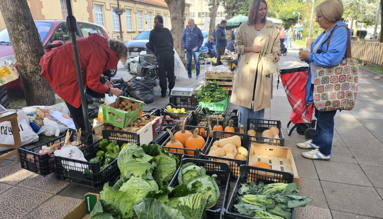 Uno de los puestos de verduras en la feira de Carballo