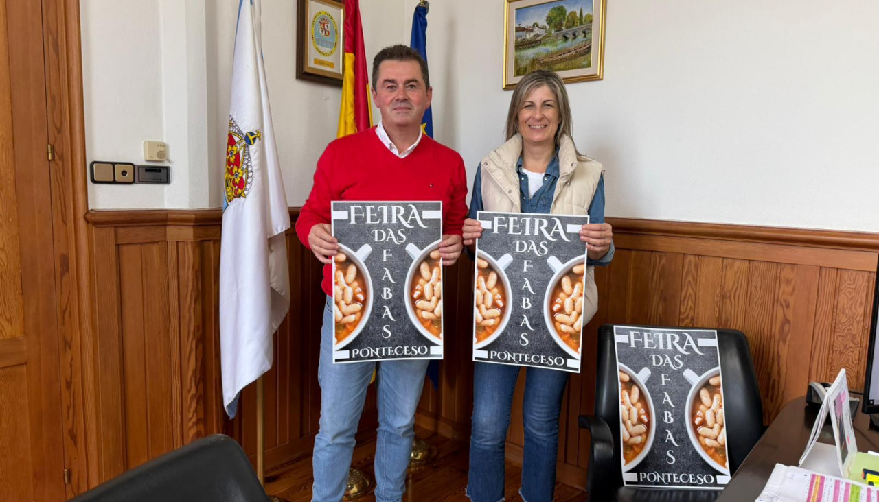 El alcalde de Ponteceso, José Manuel Mato, con el cartel de la Feira das Fabas