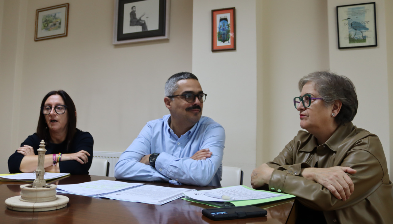 Maica Ures, Daniel Pérez y Belén Lendoiro, presentando los asuntos del pleno de Carballo