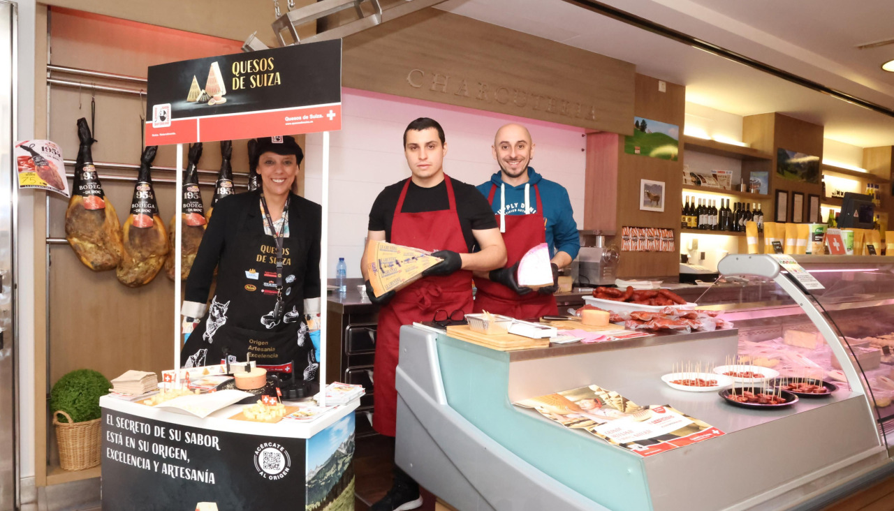 Degustación de quesos en la carnicería Wadli de Carballo