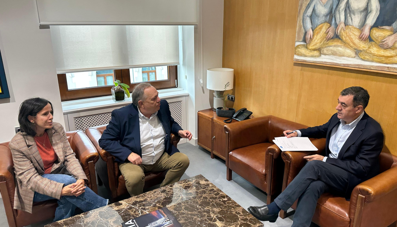 Reunión del alcalde de A Laracha con el conselleiro de Educación