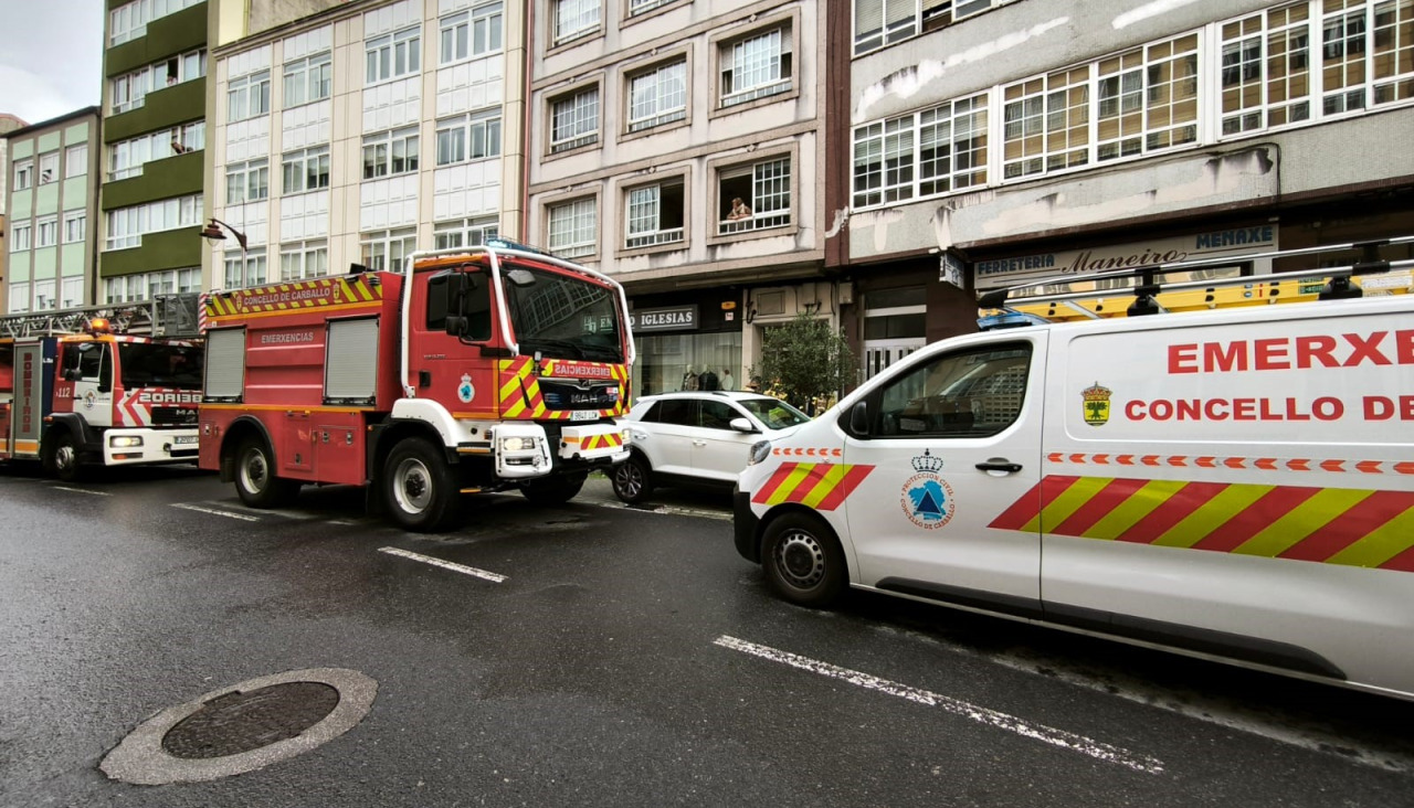 Despliegue de medios en la calle Fomento de Carballo por un pequeño fuego