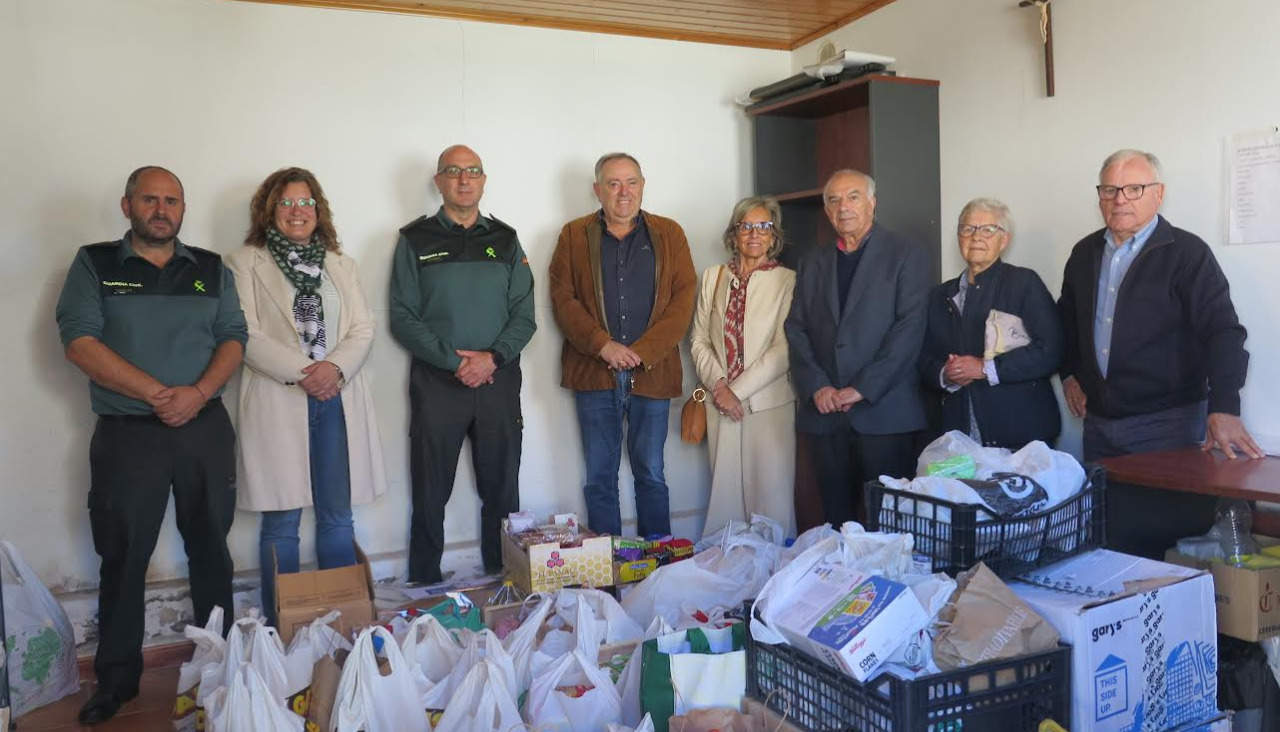 Entrega de alimentos no perecederos a Cáritas de A Laracha
