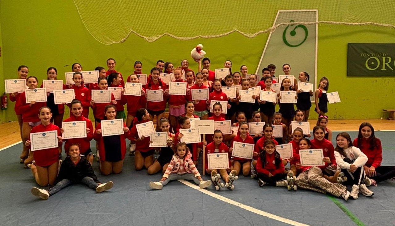 Patinadoras y patinadoras del Club Escola Lubiáns que acudieron a la competición celebrada en Oroso