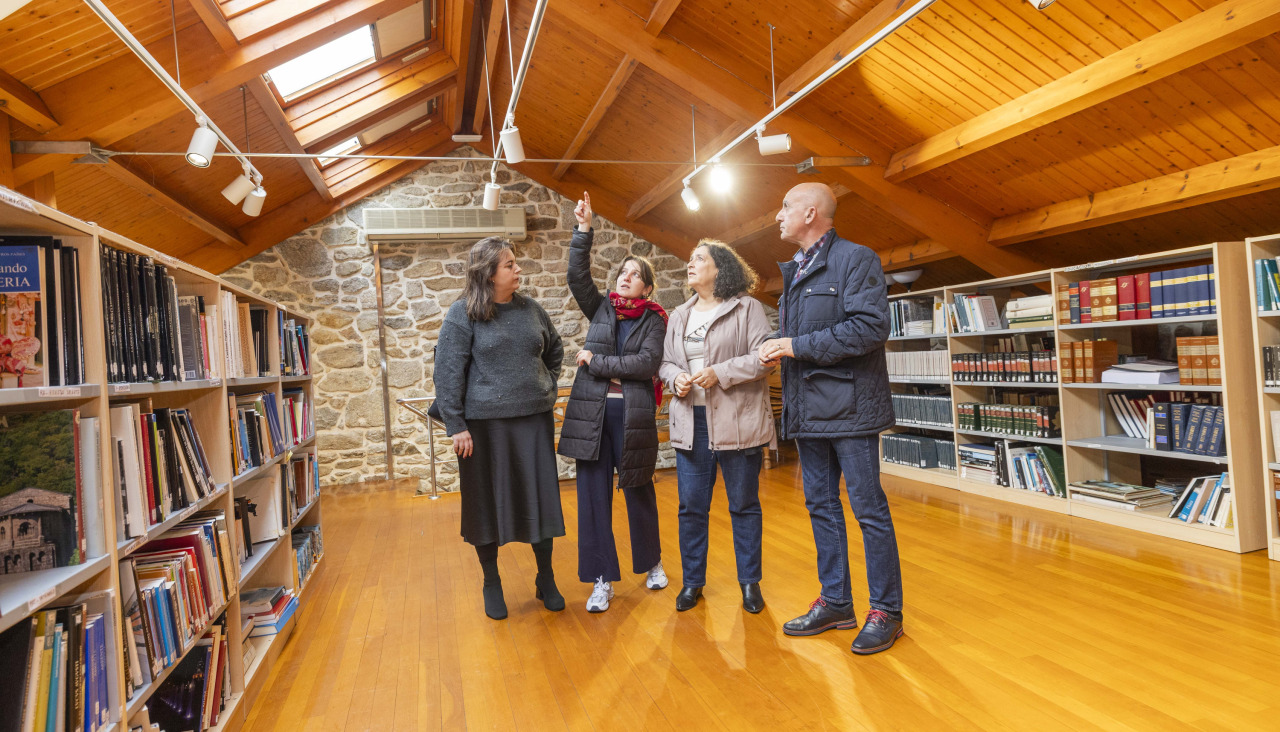 Do Campo (segunda dcha.) y el alcalde (dcha.), este jueves en la biblioteca de Muxía  cedida