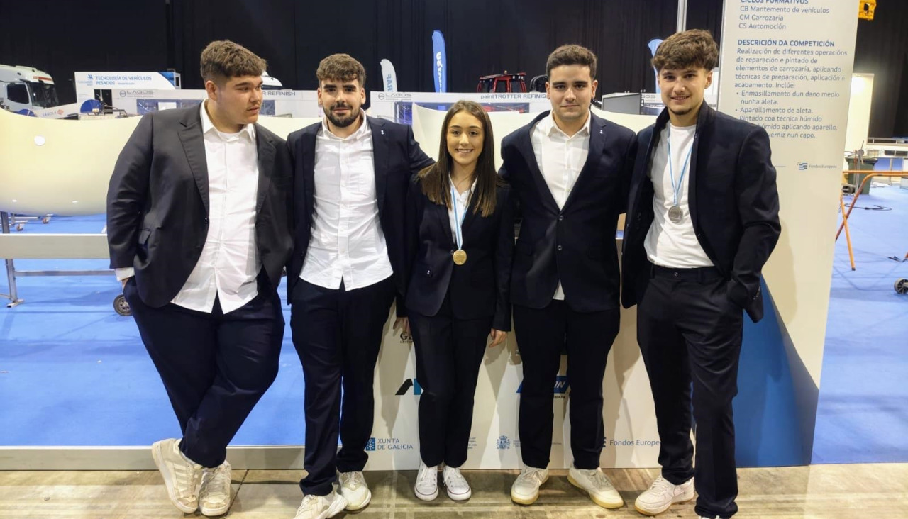 Los alumnos participantes de Ponteceso, por la izquierda, Aaron, Alberto, Helena, Brais y Guillermo