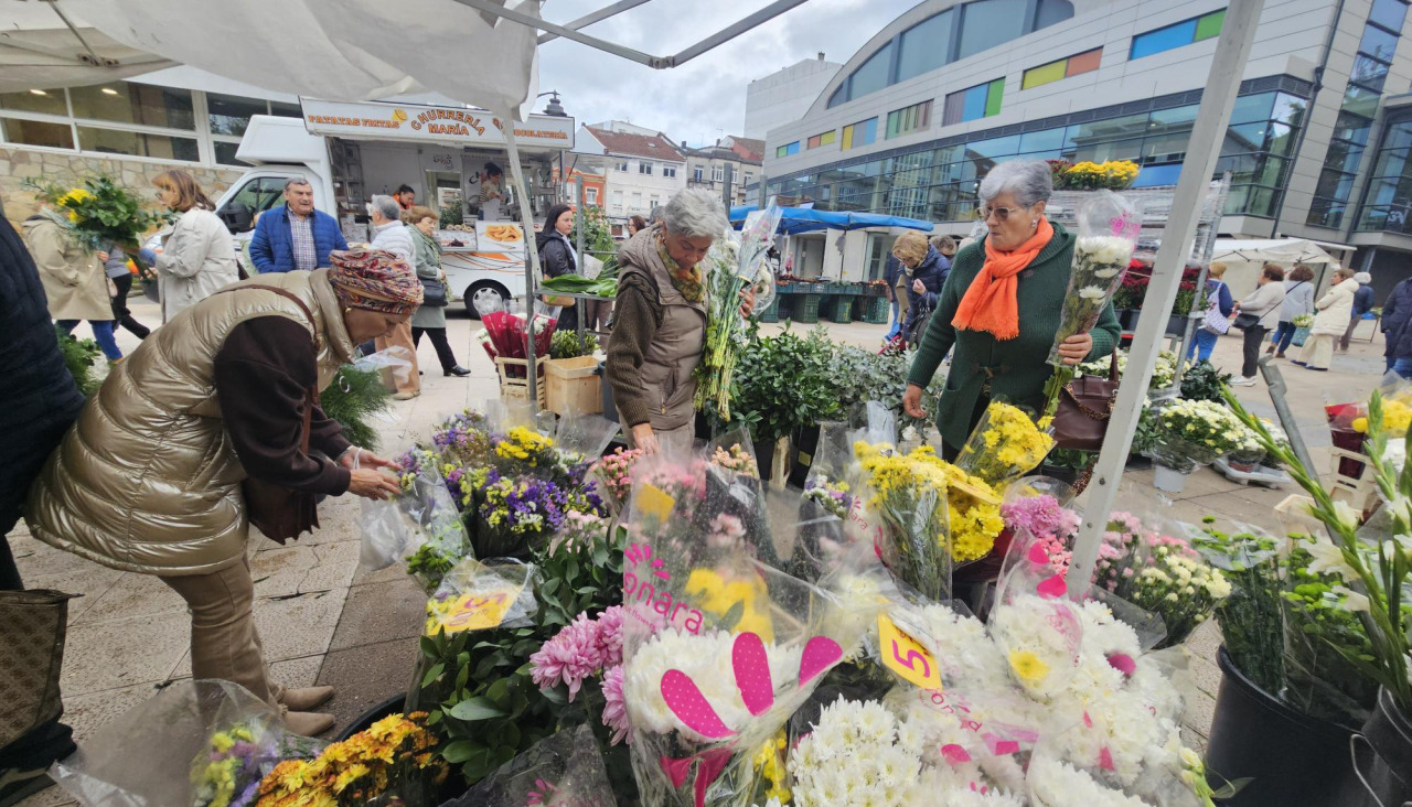 Las flores fueron las grandes protagonistas de la feria de Carballo este jueves