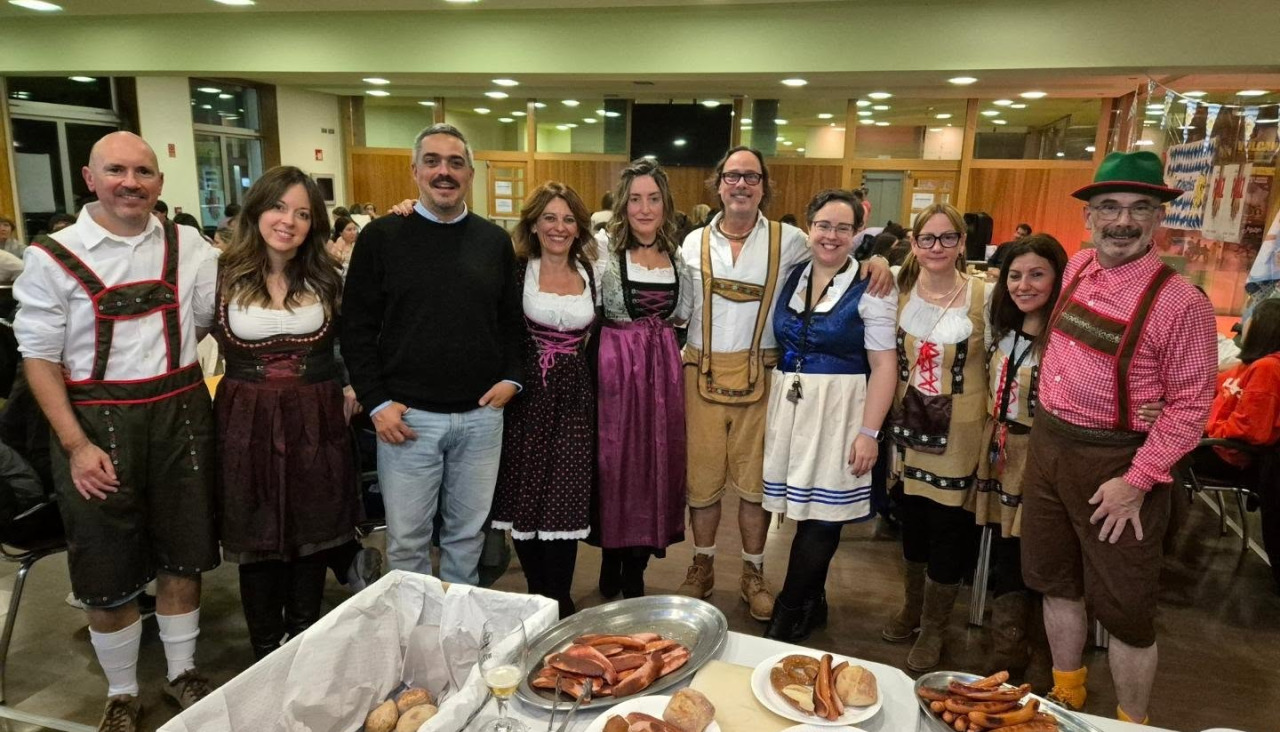 Participantes en el Oktoberfest, con el alcalde de Carballo