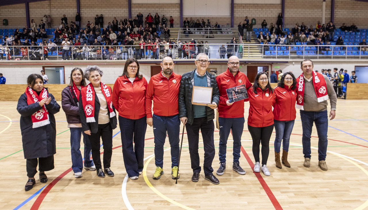 Ferrero fue homenajeado en el pabellón Carballo Calero antes del partido del Lubiáns contra el Oleiros