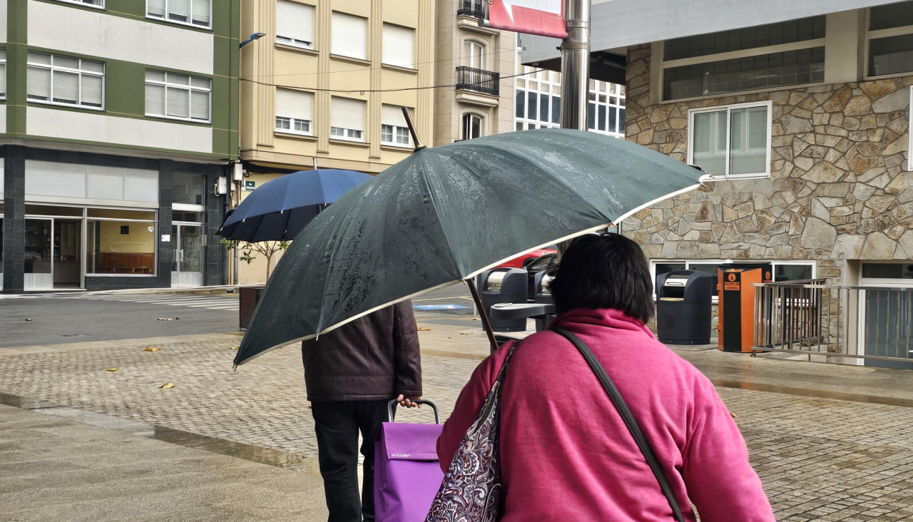 Usando el paraguas en Carballo en los días del último temporal