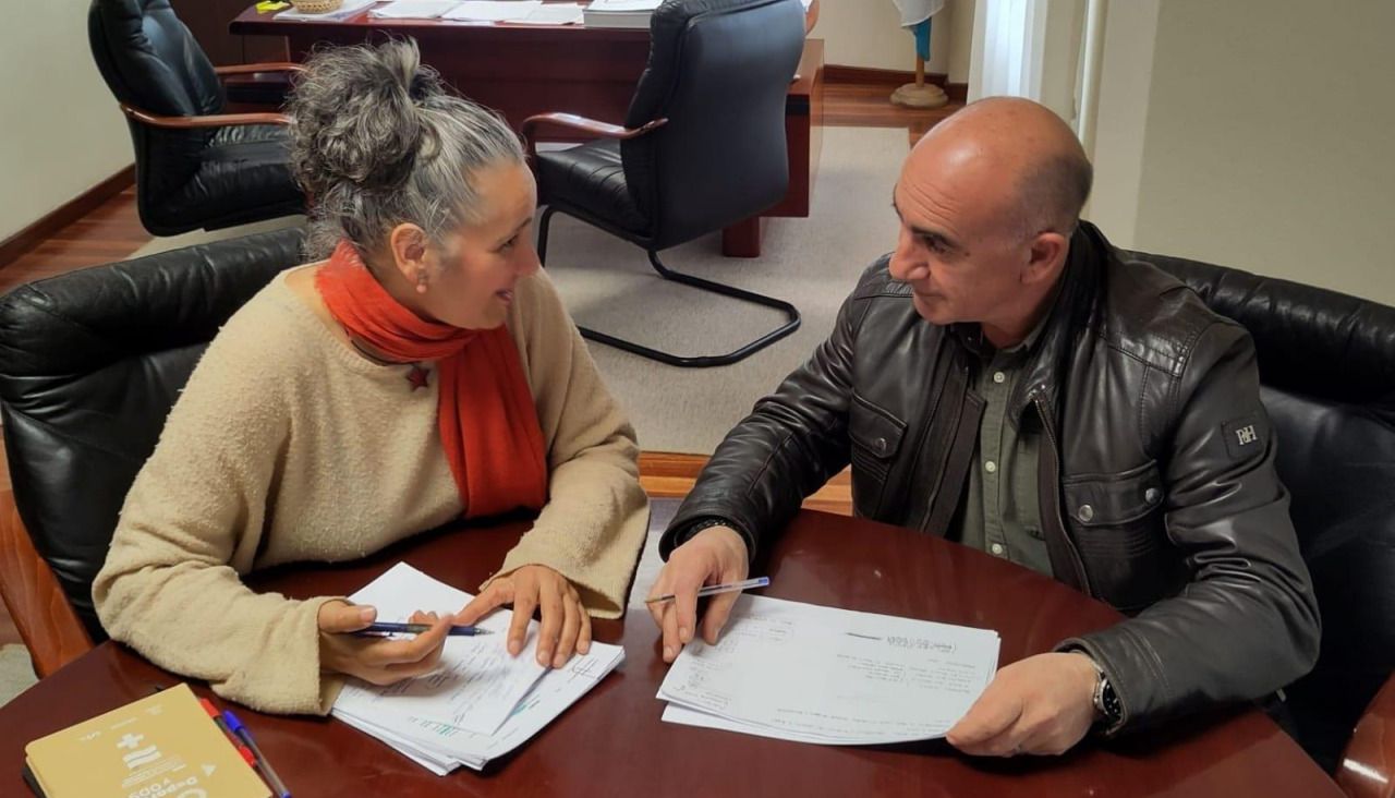 Mercé Barrientos y el alcalde, Javier Sar, en una reunión de archivo