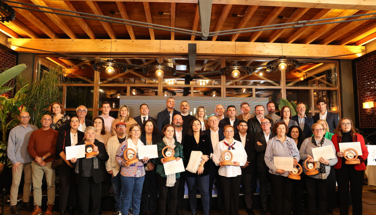 Foto de familia de autoridades, dirigentes de la CMAT y las palilleiras homenajeadas