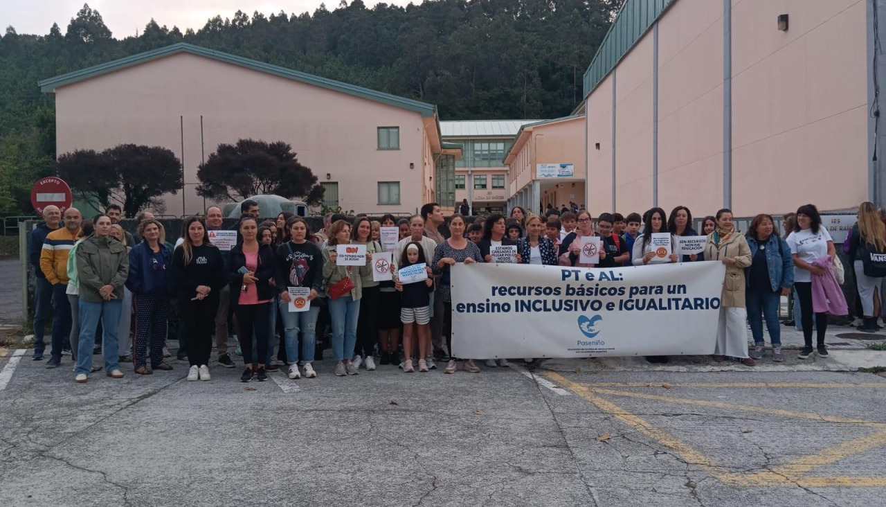 Los padres de los alumnos del IES Agra de Raíces de Cee en la concentración llevada a cabo a principios de curso