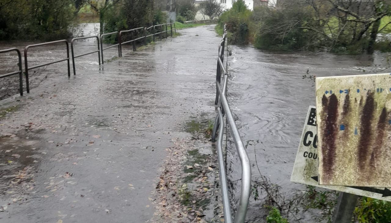 El aumento del nivel en el Xallas cortó uno de los puentes en Santa Comba