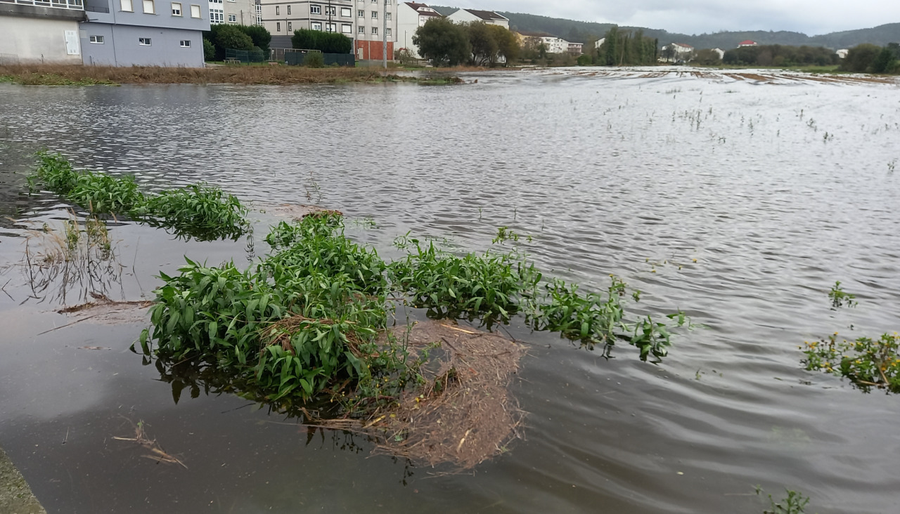 El rio Grande desbordado a su paso por Vimianzo