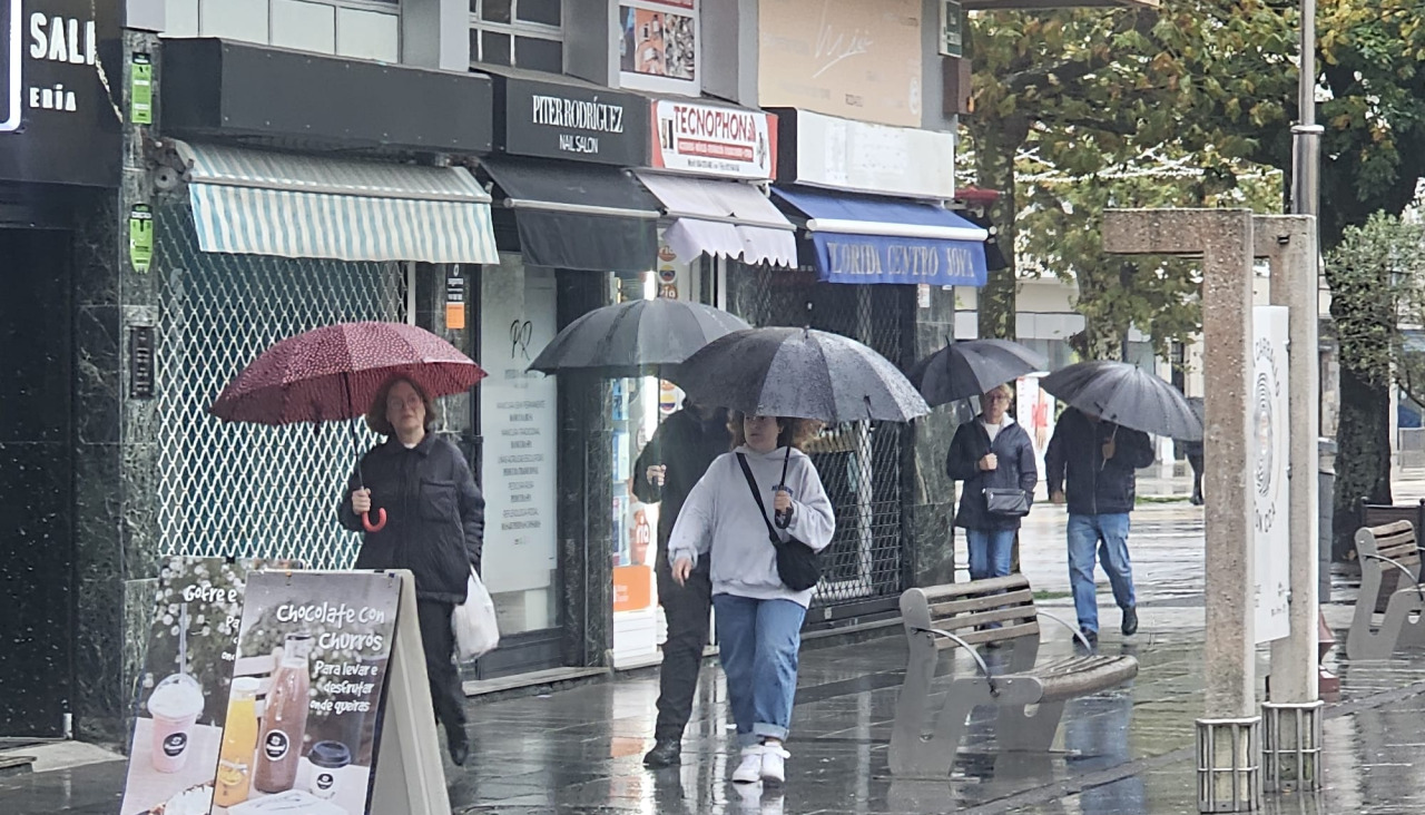 Peatones este miércoles en Carballo