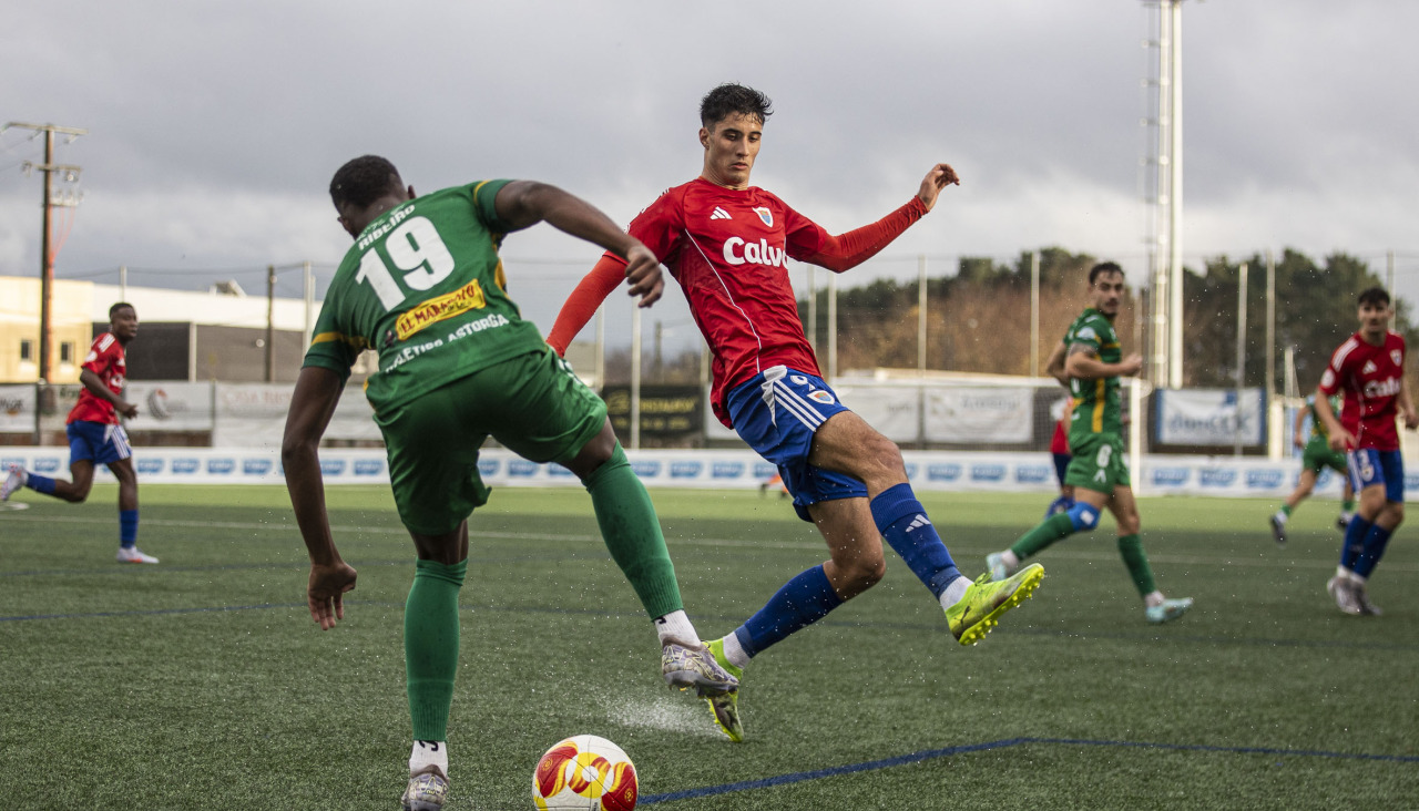 Darío Germil trata de interceptar un balón