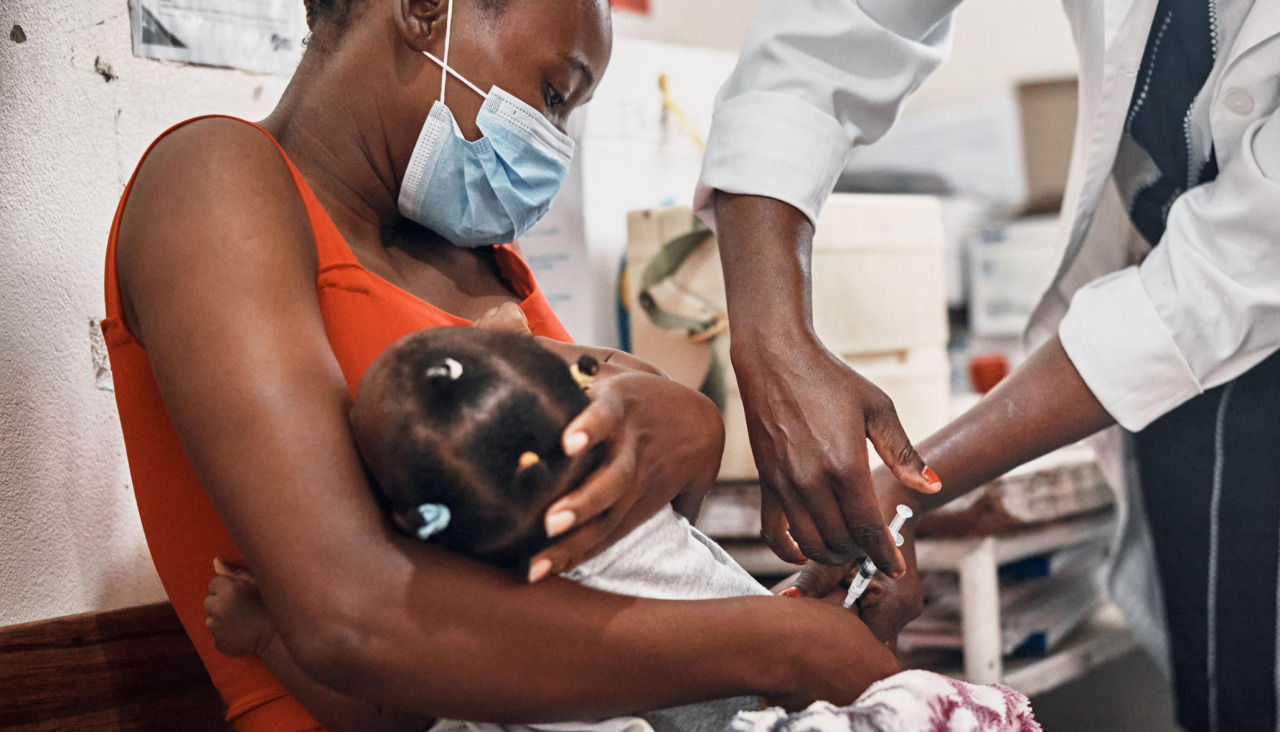 Vacunación de una niña beneficiaria de la Alianza para la Vacunación Infantil