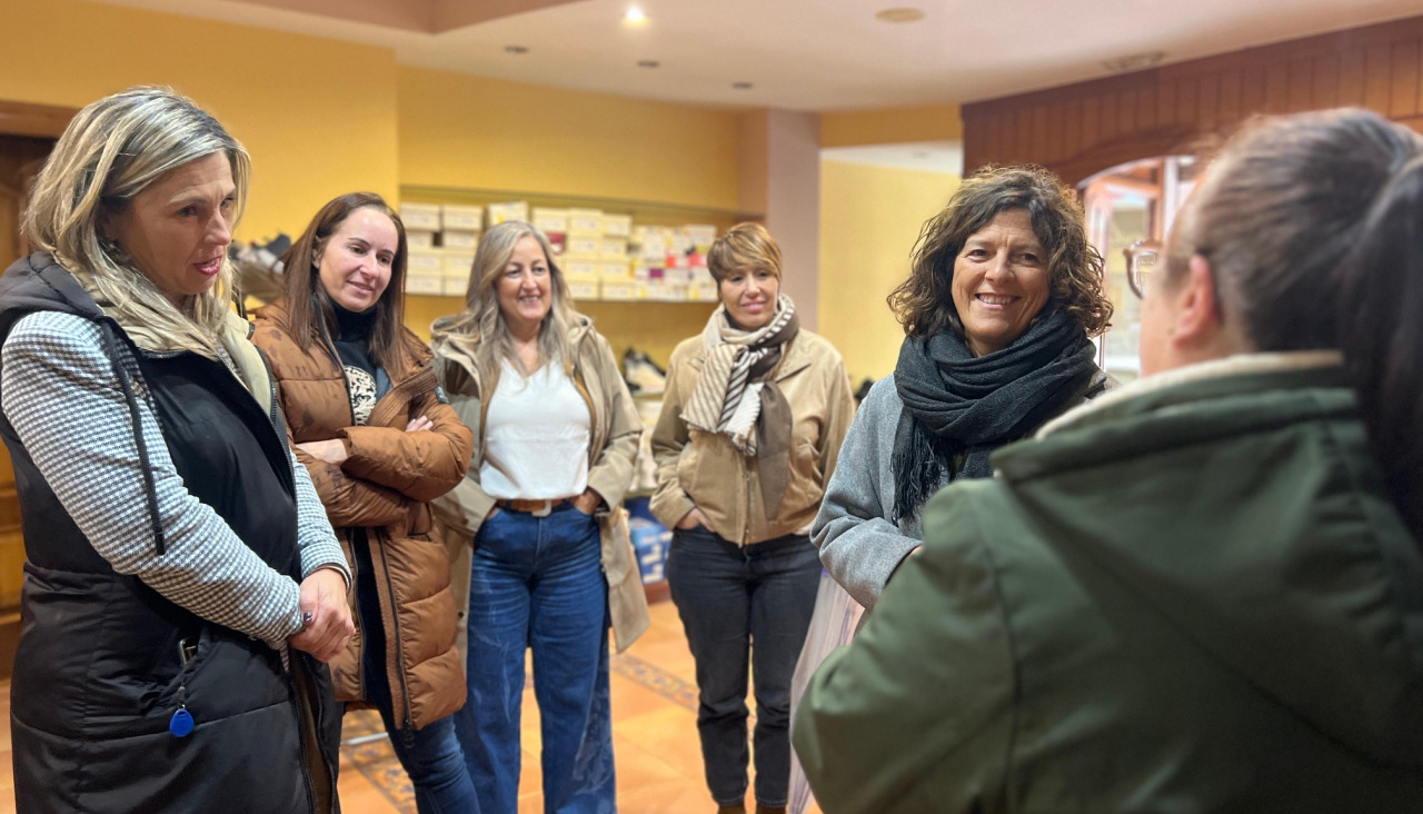 La diputada de Emprego y la alcaldesa en un comercio de Vimianzo