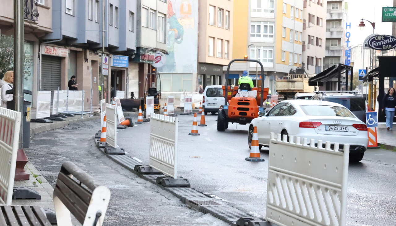 Las obras de urbanismo táctico que está realizando el Concello en la calle Fomento con la creación de un carril bici que conectará con el que se creará en la avenida de Fisterra