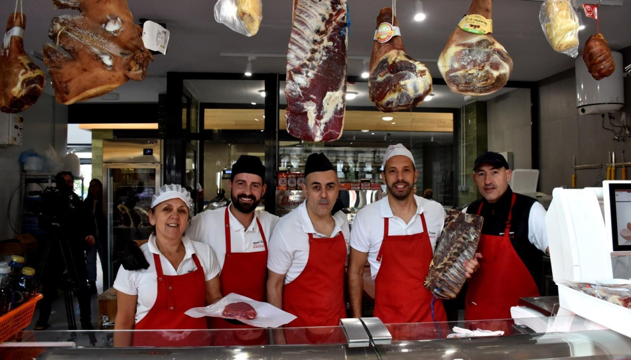 Trabajadores de la carnicería del mercado este miércoles