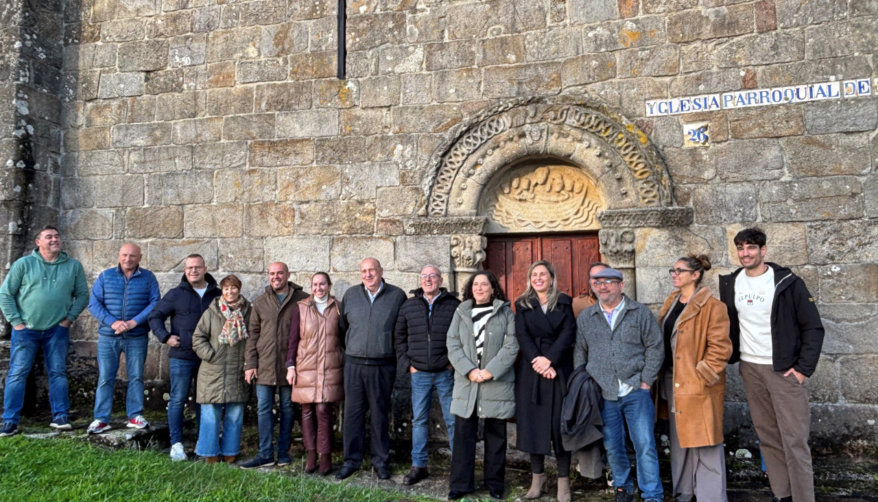 Los asistentes a la inauguración posando ante la fachada de la iglesia parroquial de Santiago de Cereixo