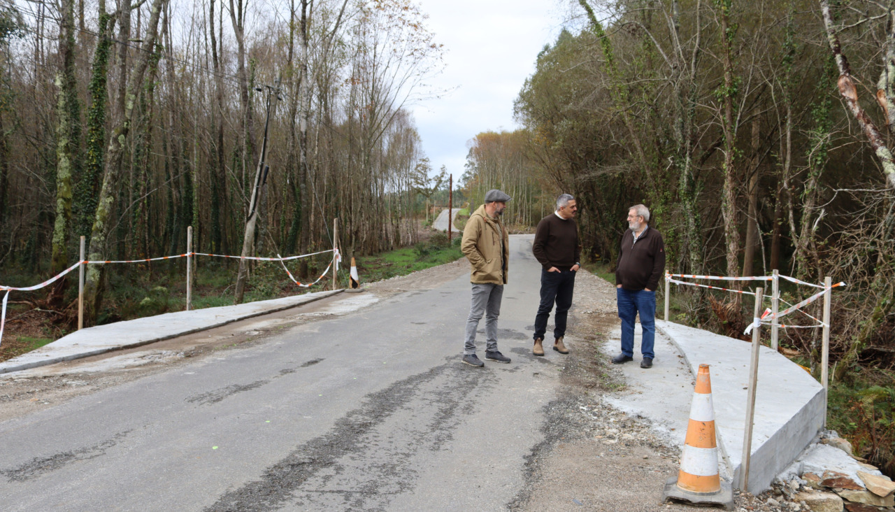 Miguel Vales, Daniel Pérez y Luis Lamas examinando el estado de las obras entre el tramo entre Pereiro Vello y Outón