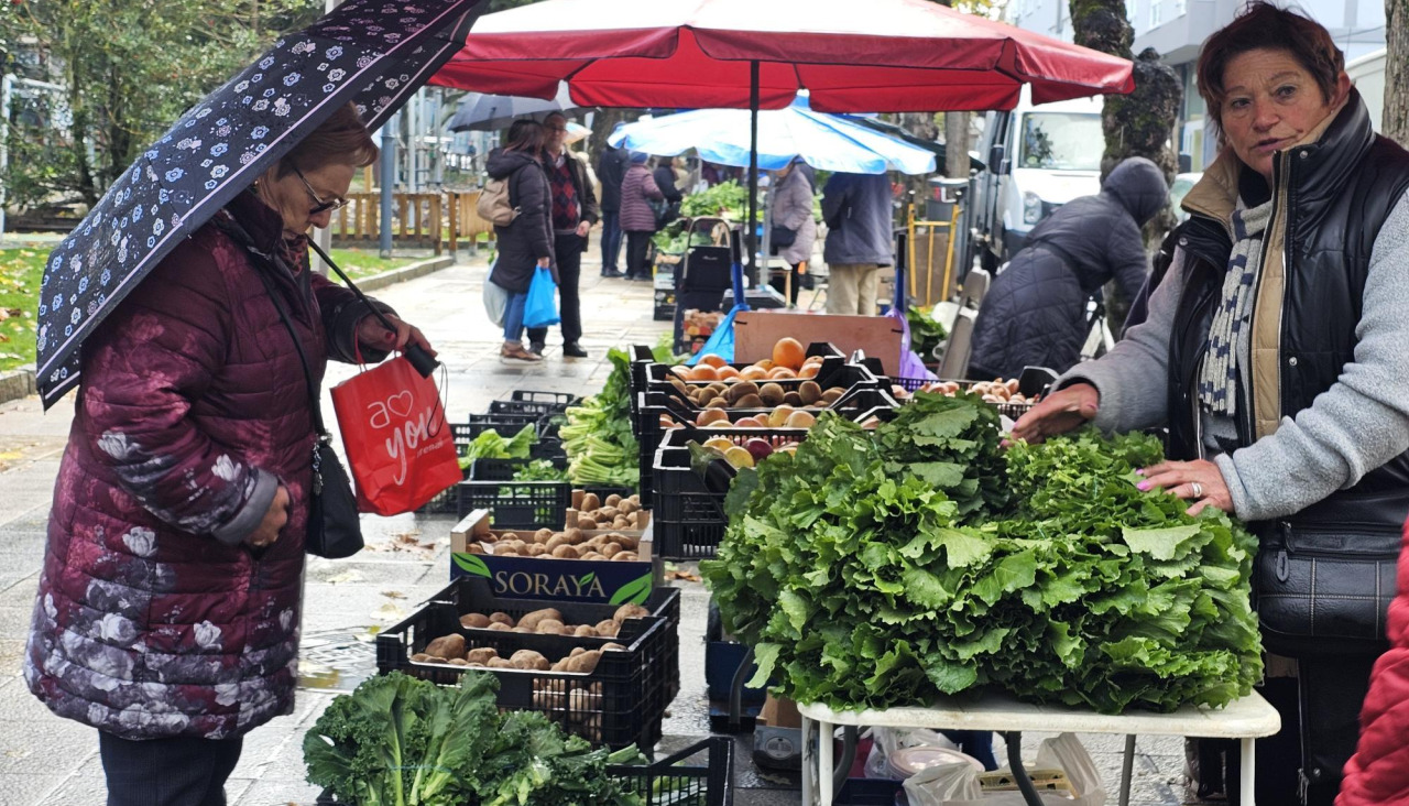 Uno de los puestos en la feria de Carballo