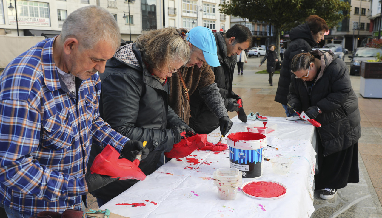 Usuarios de Apem pintan zapatos rojos en Cee