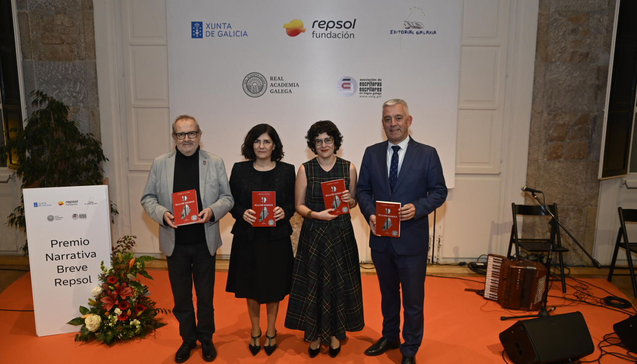 Carmen V. Valiña recollendo o premio