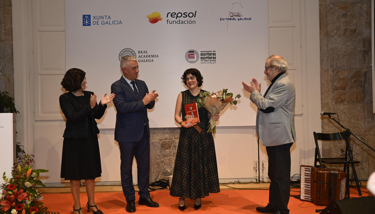 Carmen V. Valiña recollendo o premio