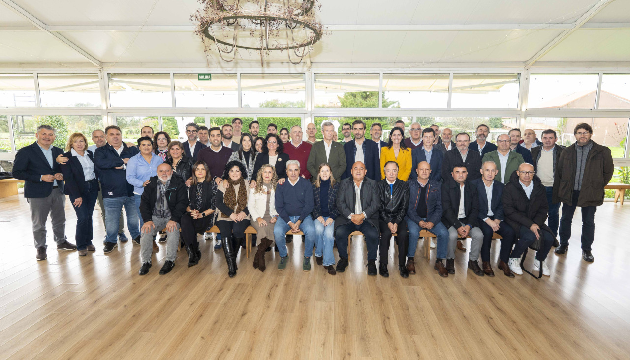 A la reunión celebrada en A Laracha asistieron 42 alcaldes y alcaldesas del PP