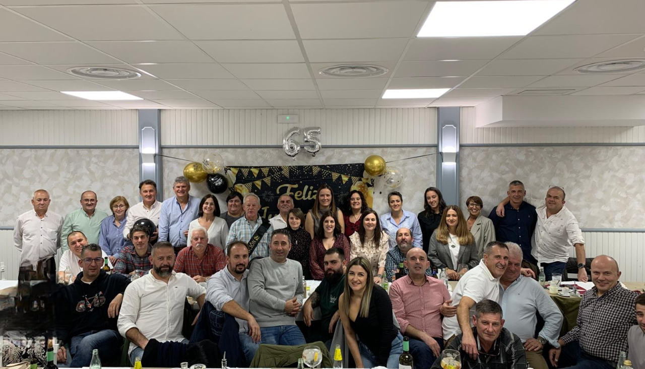 Jesús Suárez Acebey con sus compañeros en la fiesta de jubilación