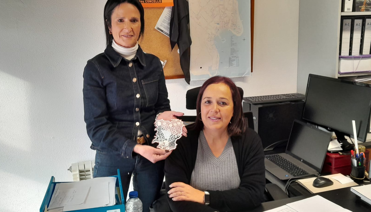 Encarna Liñeiro (izquierda) y Sandra Ínsua observan el encaje