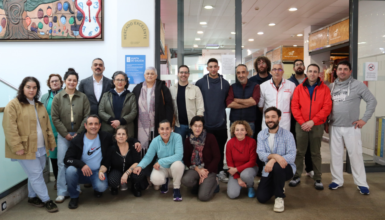 El alcalde y el concejal de Feiras e Mercados, posando con los placeros ante el sello de Mercado Excelente