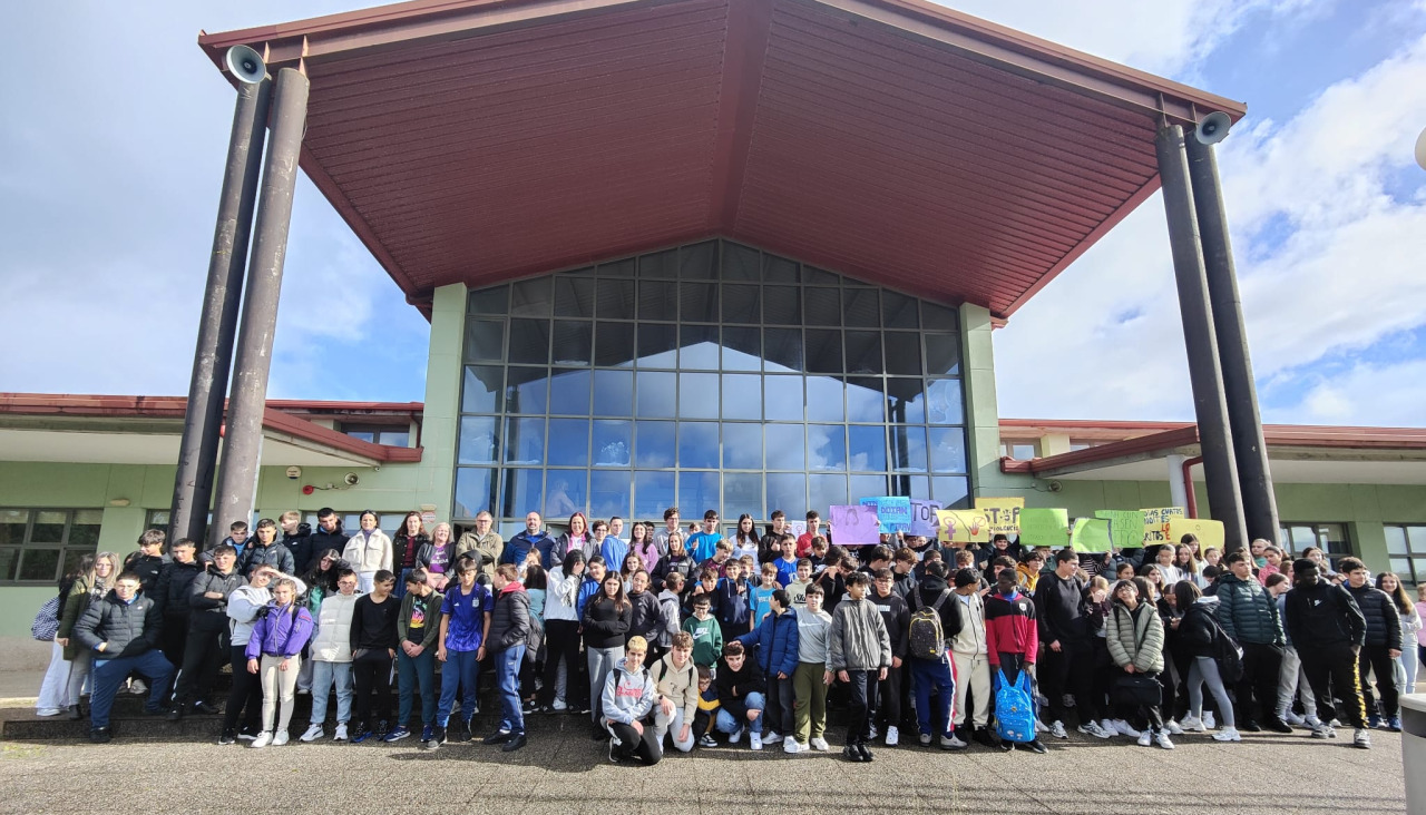 Participantes en el acto del 25N este martes en el IES Pedra da Aguia