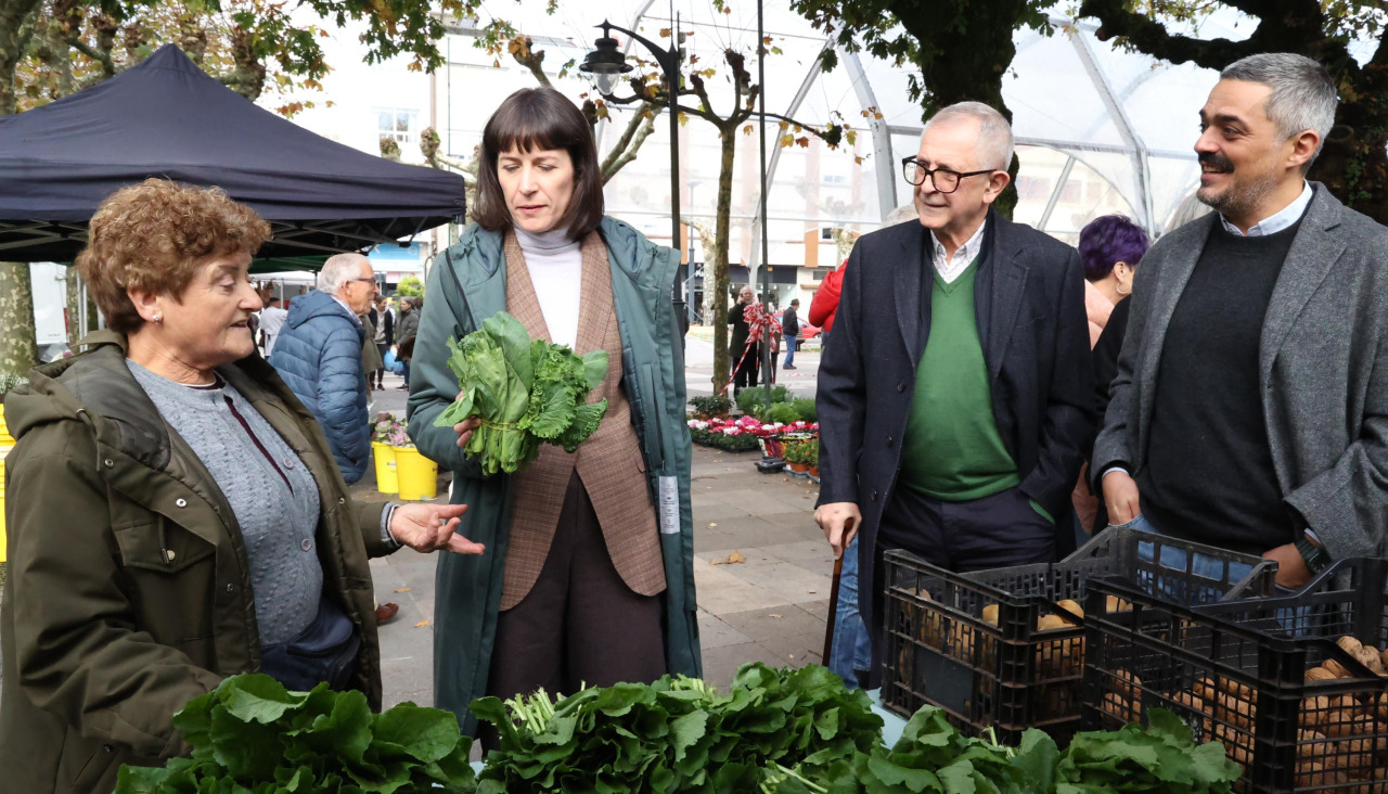 Pontón, de visita a la feria carballesa