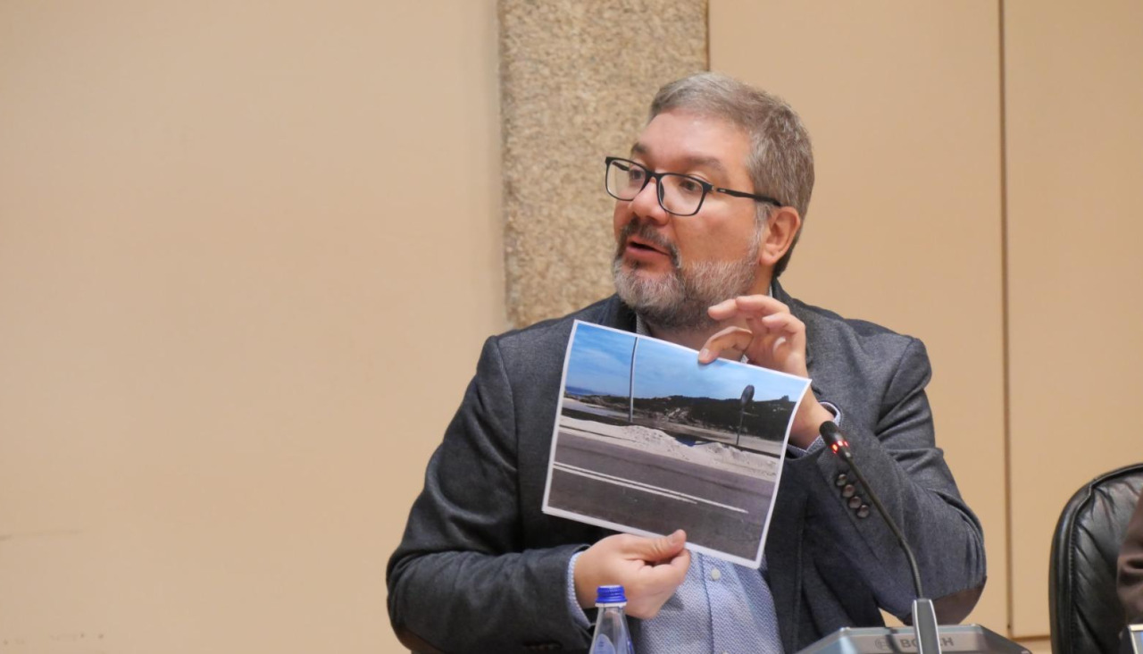 Oscar Insua expone una foto sobre la situación de Muxía | Cedida