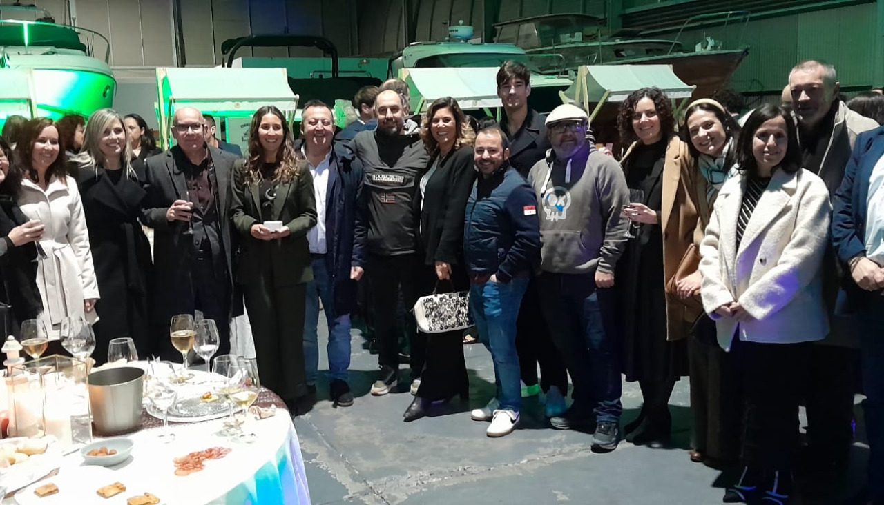 Una amplia representación de la Costa da Morte posa con los responsables de Espazo Nature tras recoger el premio