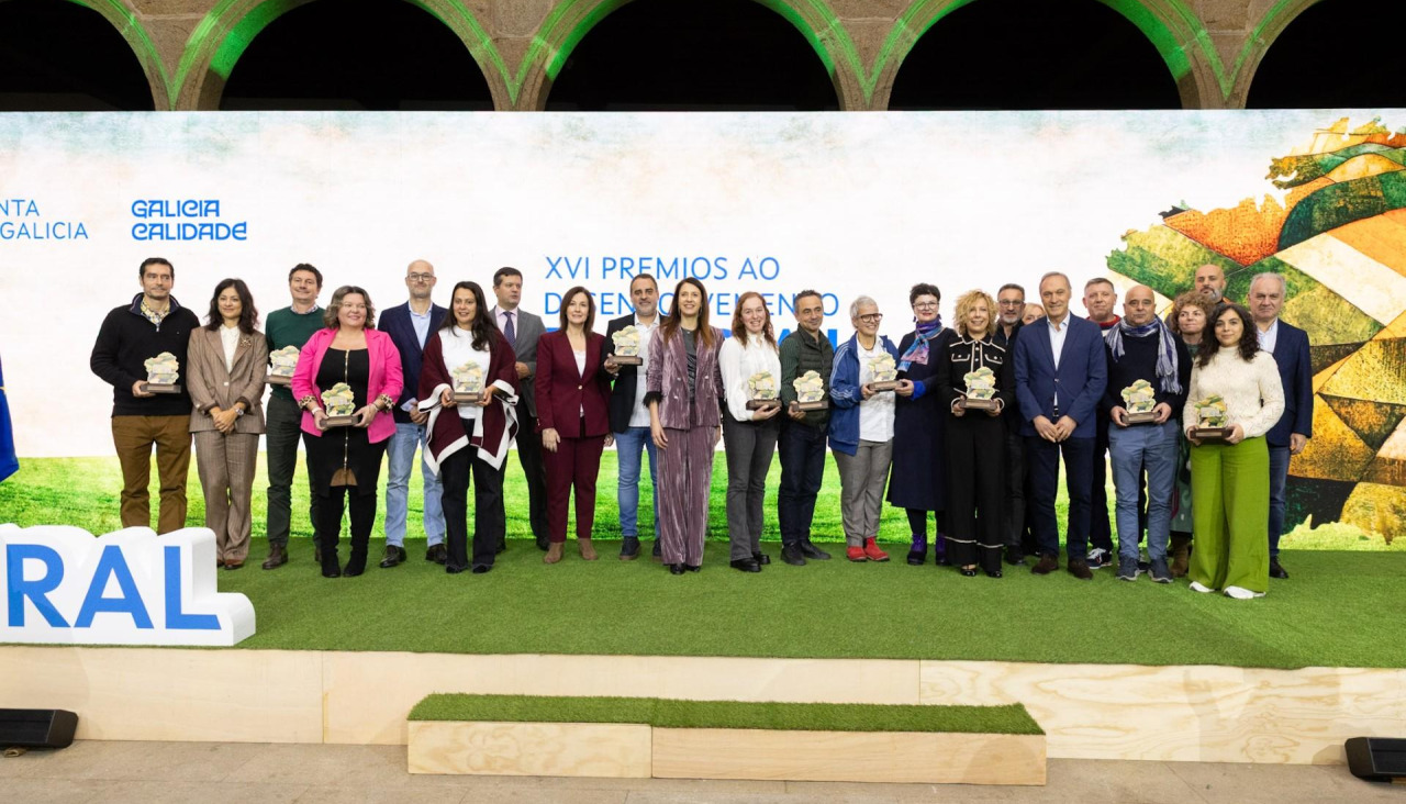 Los responsables de las empresas de la cornisa cantábrica ayer en Cerceda, junto a la conselleira y el presidente de Sogama