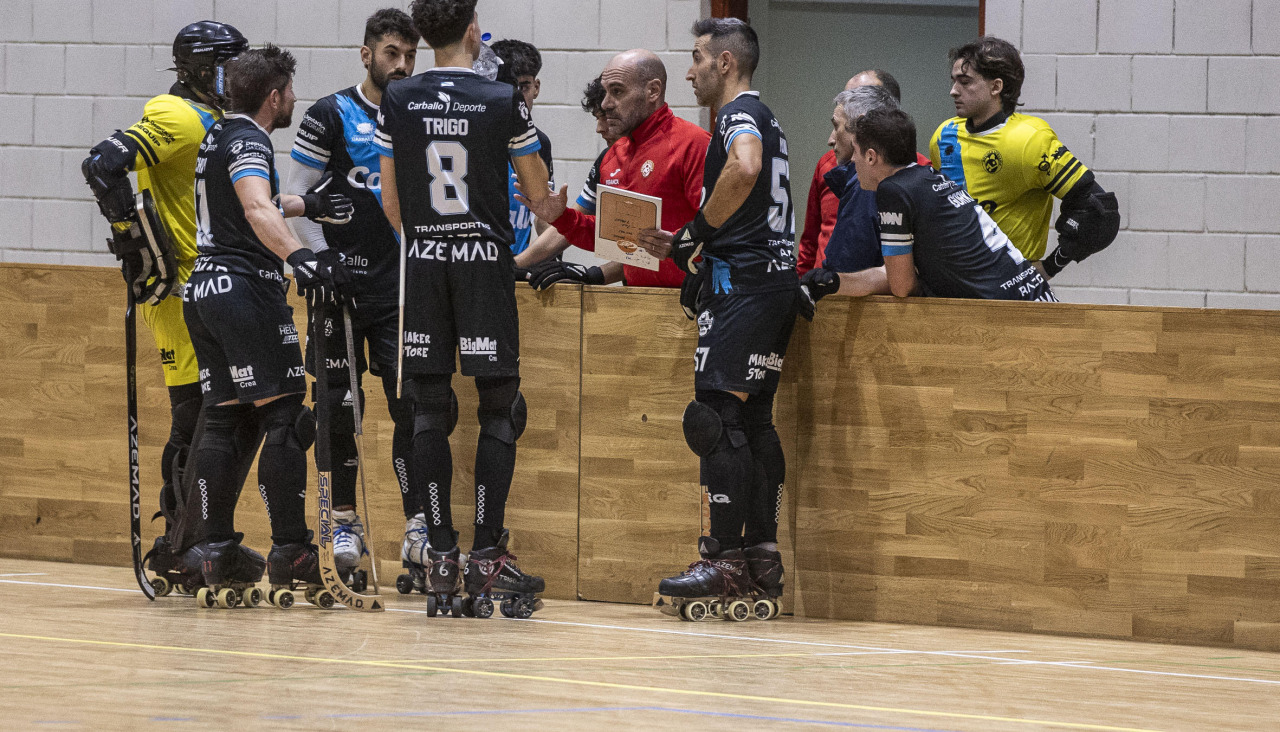 Ramón Canalda dando instrucciones a sus jugadores en el partido ante el Oleiros