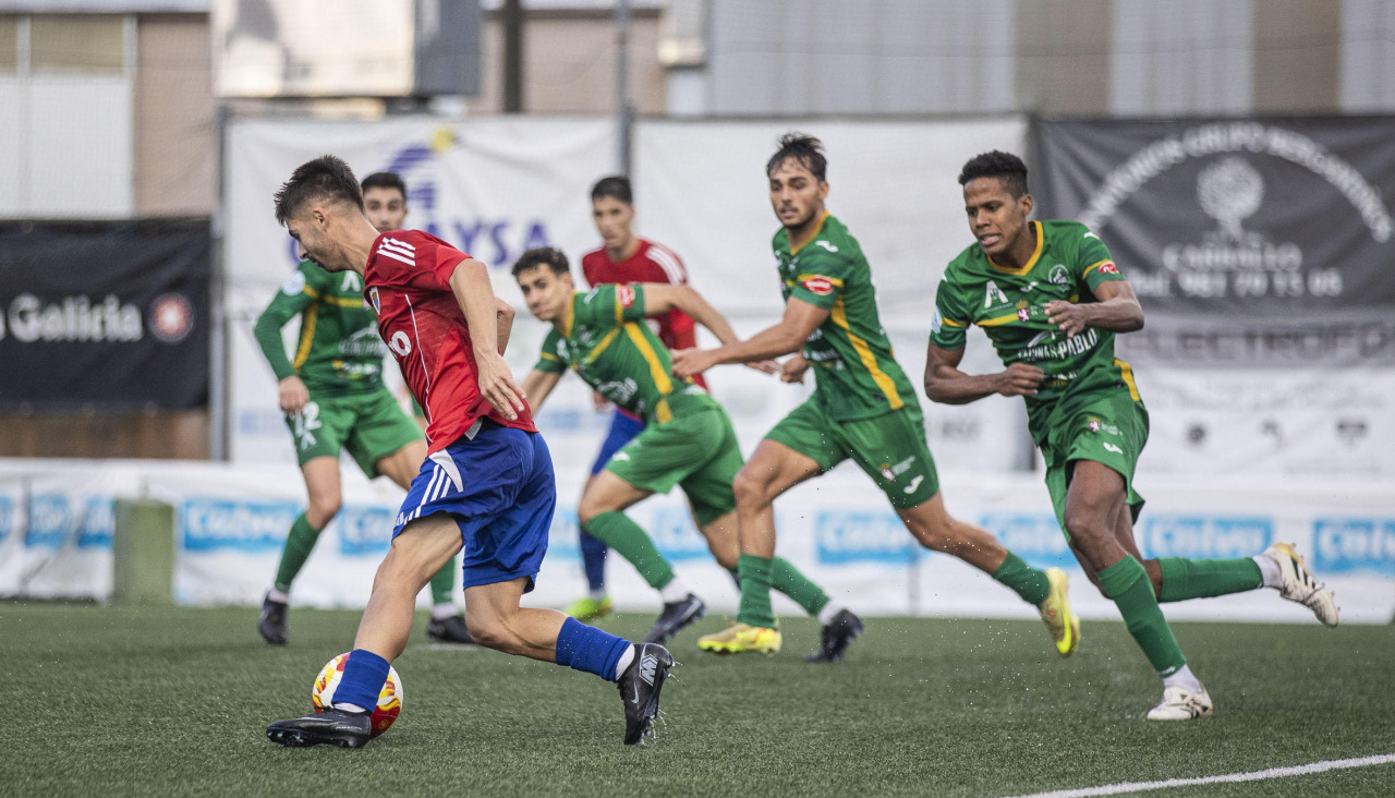 Iago Novo rodeado de contrarios en el partido ante el Astorga