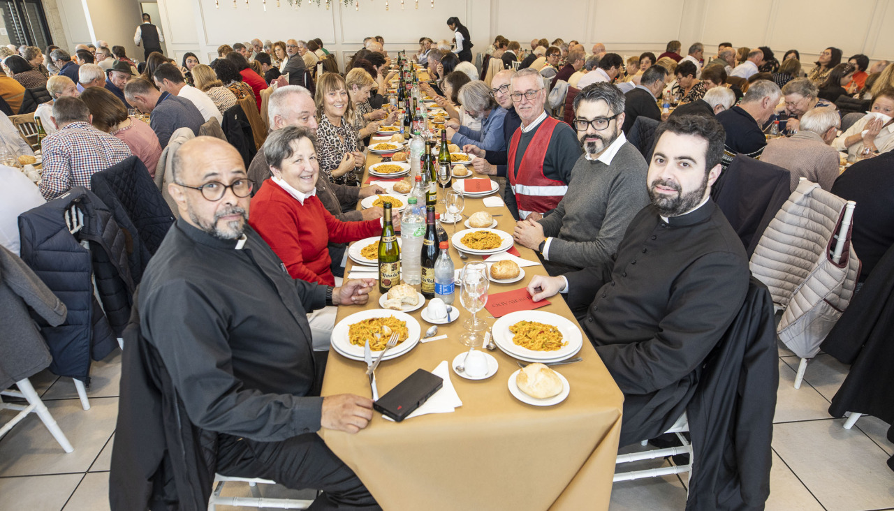 Comida solidaria en Vimianzo con los párrocos de Zas y Cesullas y la directora de Cáritas, por la izquierda