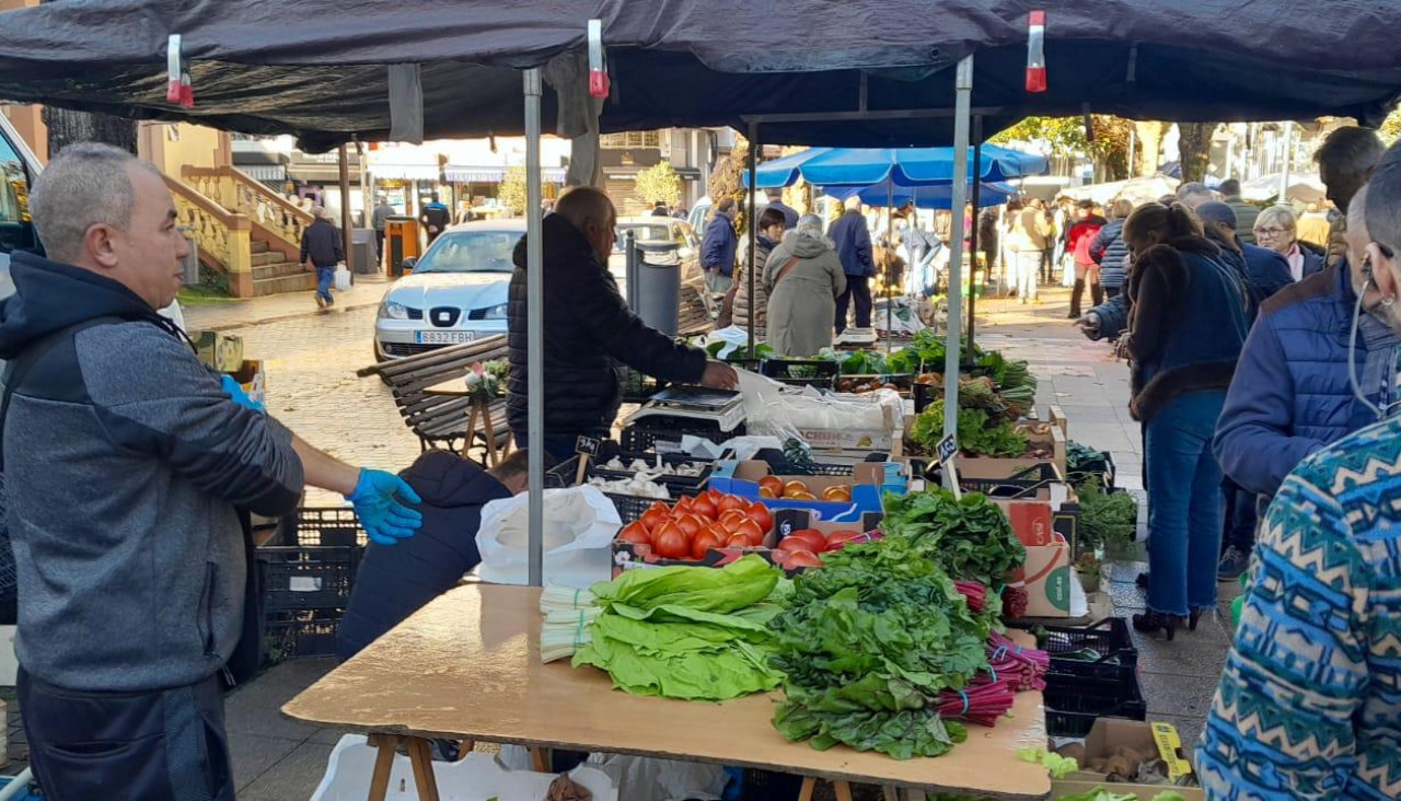 Un puesto en el mercado de Carballo este domingo
